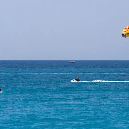 Club Aqua Plaza Hotel